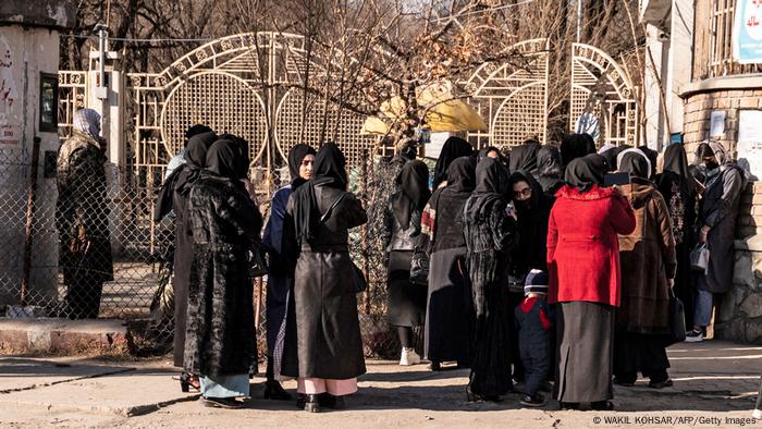 Los talibanes controlan el acceso a una universidad en Kabul un día después de la imposición del veto. A las mujeres sencillamente se les dice que se vayan. La prohibición se mantendrá de forma indefinida. Ya ha habido, sin embargo, algunas señales de malestar: los estudiantes dejaron un examen en una universidad y algunos profesores se declararon en huelga.