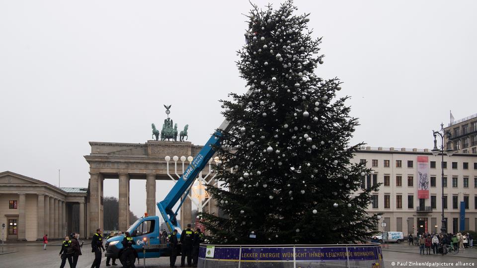 Climate activists cut top off iconic Berlin Christmas tree – DW – 12/21/2022