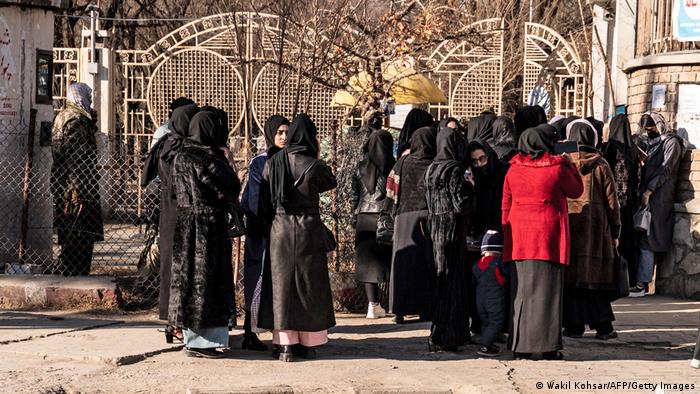 حراس تابعون لأفغانستان منعوا الفتيات من دخول إحدى الجامعات في كابول (21 ديسمبر/ كانون الأول 2022)