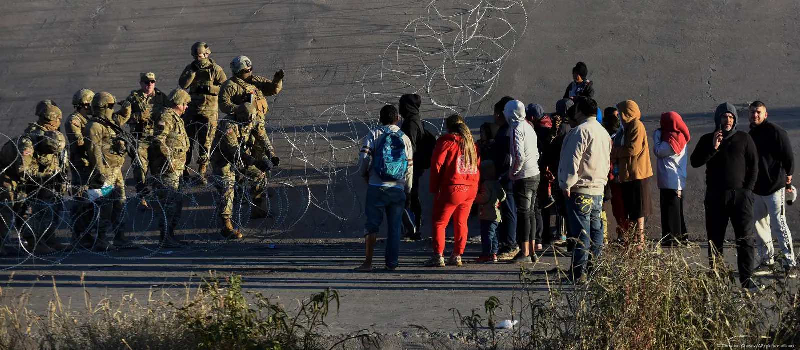 Presencia militar estrecha acceso de migrantes a EE. UU. – DW – 22/12/2022