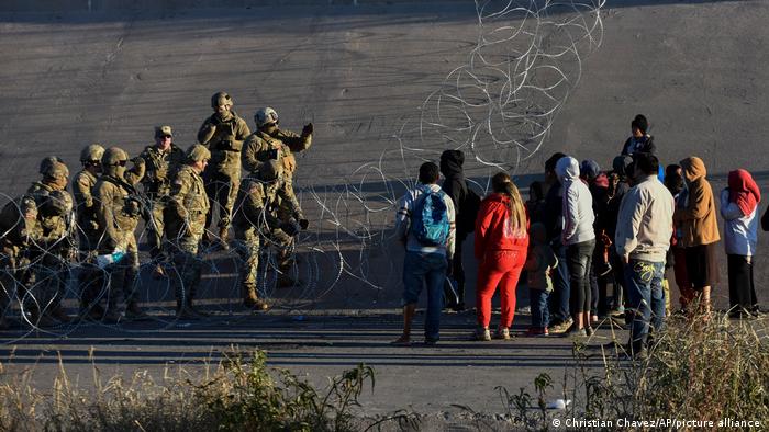 Fuerzas militares de Estados Unidos impiden a migrantes cruzar la frontera hacia El Paso