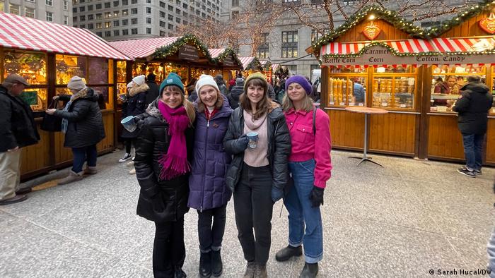 Vier Frauen posieren für ein Foto auf dem Christkindlmarket in Chicago