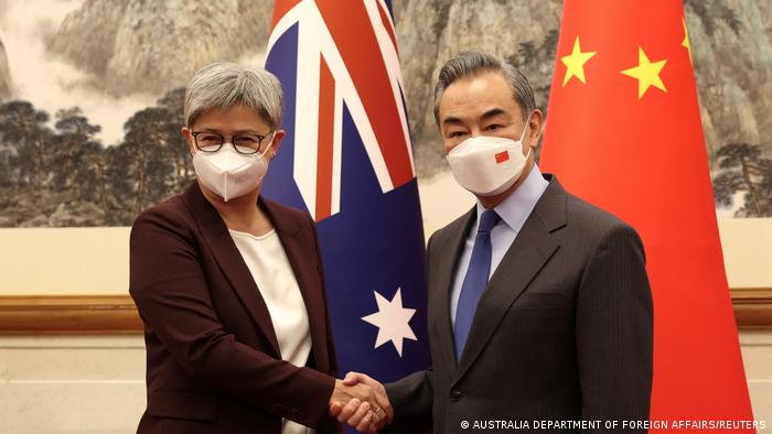澳大利亞外長黃英賢去年12月訪問北京，並與中國前外長王毅會面（資料照）