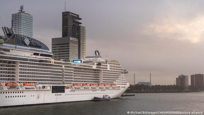 Das Kreuzfahrtschiff MSC (Mediterranean Shipping Company) Virtuosa im Hafen von Rotterdam