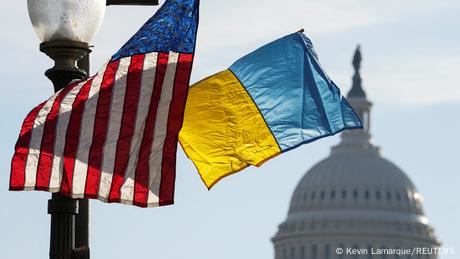 Donald Trump ordnet die Aussetzung der Militärhilfe für die Ukraine an (Archivbild)