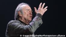 7.12.2022, Madrid, Spanien, The singer-songwriter Joan Manuel Serrat will perform at the Wizink Center, on December 7, 2022, in Madrid (Spain). This concert is the singer's first in Madrid of a total of three he will offer in the capital. The following dates are December 13 and 14 at the same venue, the Wizink Center. The end of the tour 'El vicio de cantar 1965-2022' means Serrat's retirement from the stage, although the composer does not rule out continuing to record songs and albums (Photo by Oscar Gonzalez/NurPhoto)