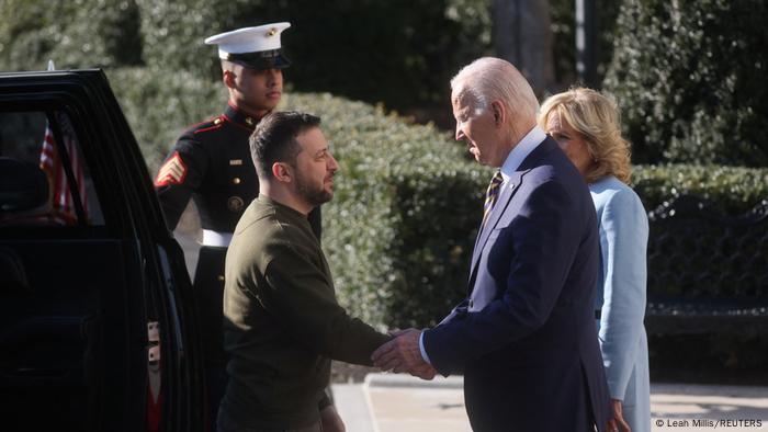 Joe Biden und First Lady Jill Biden begrüßen Selenskyj vor dem Weißen Haus