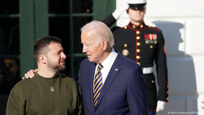 Demonstrativer Schulterschluss - Selenskyj und Biden vor dem Weißen Haus