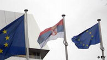 Flaggen Serbien EU