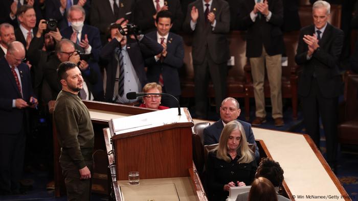 El presidente de Ucrania, Volodimir Zelenski, recibe una ovación de pie de parte de los congresistas estadounidenses. 