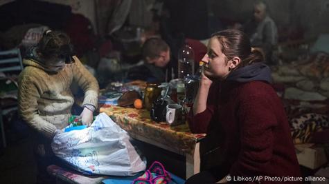 Мирные жители в Соледаре пережидают атаки ВС РФ в подвале, декабрь 2022 года