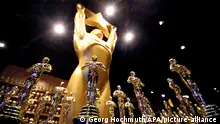 APA1996397 - 05032010 - LOS ANGELES - USA: Oscar-Figuren in einem Souvenirgeschäft in Los Angeles; fotografiert am Donnerstag, 04. März 2010. Die Academy Awards werden am Sonntag, 07. März 2010, bereits zum 82. Mal verliehen. APA-FOTO: GEORG HOCHMUTH