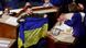 Президент Украины Владимир Зеленский передает спикеру Палаты представителей США Нэнси Пелоси украинский флаг с подписями защитников Бахмута Президент Украины Владимир Зеленский передает спикеру Палаты представителей США Нэнси Пелоси украинский флаг с подписями защитников Бахмута