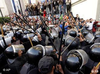 Policía antimotines cerca a manifestantes en El Cairo.