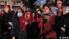 Frauendemonstrationen in Afghanistan.
22.12.2023 Heute demonstrierten Frauen in Kabul wegen des Verbots der Bildung von Mädchen an Universitäten. Die Taliban unterdrückten diese Demonstration.
Bilder: Eine der protestierenden Frauen (Privat)