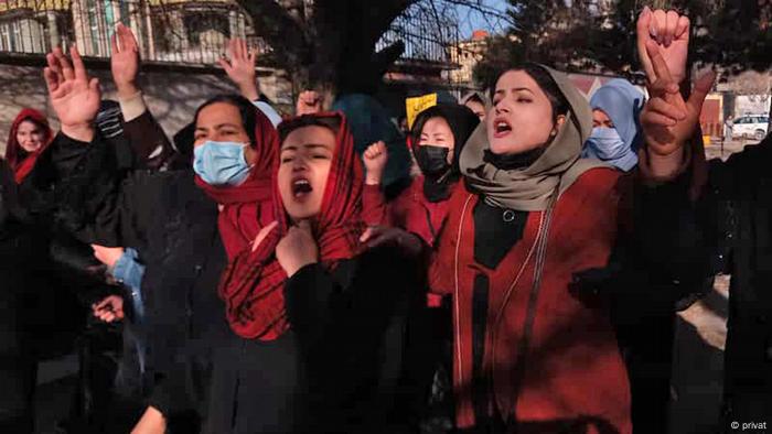 Kabul: Gra duke protestuar (22.12.) në Kabul kundër përjashtimit të tyre nga universitetet