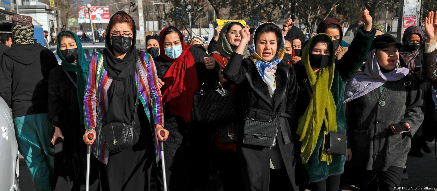اعتراض زنان افغانستان در کابل به ممنوعیت تحصیل زنان در دانشگاه‌ها