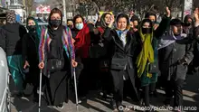 22.12.2022+++ Afghan women chant slogans during a protest against the ban on university education for women, in Kabul, Afghanistan, Thursday, Dec. 22, 2022.(AP Photo)