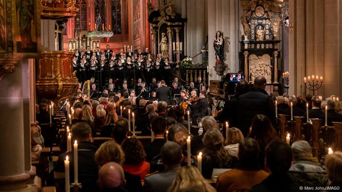 Una iglesia abarrotada escucha la actuación del coro en el altar principal.