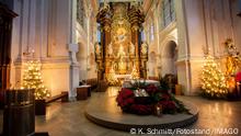Bamberg, Deutschland 24. Dezember 2020: In der weichnachtlich geschm¸ckten Kirche vom Karmelitenkloster in Bamberg liegt das Christuskind in einer Wiege. Bayern *** Bamberg, Germany 24 December 2020 In the softly decorated church of the Carmelite monastery in Bamberg the Christ child lies in a cradle Bavaria Copyright: xFotostandx/xK.xSchmittx
