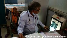 13.03.2018, Indien, Varanasi: Der Arzt A.K. Upadhaya untersucht im Lal Bahadur Shastri Krankenhaus Röntgenergebnisse eines Patienten, bei dem Verdacht auf Tuberkulose (TB) besteht. Indiens Ministerpräsident Modi hat am 12.03.2018 eine Kampagne zur Bekämpfung von Tuberkulose in dem Land gestartet. Tuberkulose ist momentan die tödlichste Infektionskrankheit der Welt. Foto: Rajesh Kumar/AP/dpa +++ dpa-Bildfunk +++
