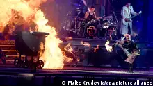 Rammstein Frontsänger Till Lindemann (r) feuert auf der Bühne mit einem Flammenwerfer auf Band-Mitglied Christian Lorenz (l, im Feuer) während des Titels «Mein Teil». Rammstein sind auf Deutschland-Tournee mit ihrem neuen Album «Zeit».