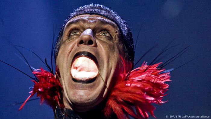 Till Lindemann es el carismático líder y cantante de la banda alemana Rammstein, que presenta espectáculos visuales para reforzar el mensaje de sus canciones. Luces, fuego, maquinaria incluso, componen un show que se ha paseado por los principales escenarios del planeta y que sigue fascinando hasta hoy a sus fanáticos.