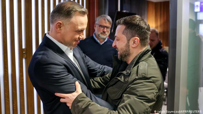 Der polnische Staatspräsident Andrzej Duda (links) und der ukrainische Präsident Wolodymyr Selenskyi umarmen sich im Dezember 2022 bei einem Treffen nach Selenskyjs USA-Reise auf dem Flughafen Rzeszow-Jasionka in Polen