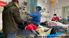 dpatopbilder - 21.12.2022, China, Zhuozhou: Patienten werden im Baoding No. 2 Central Krankenhaus behandelt. Von Null-Covid zu planloser Lockerung: Seit der Explosion der Corona-Fälle und dem abrupten Ende der rigorosen Null-Toleranz-Strategie in China vor zwei Wochen verbreitet sich das Virus mit hoher Geschwindigkeit im Milliardenvolk. Vielerorts sind die Krankenhäuser voll. Foto: Dake Kang/AP/dpa +++ dpa-Bildfunk +++