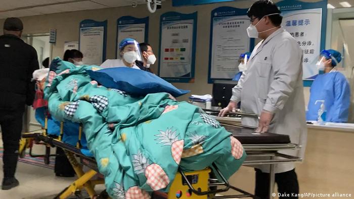 河北涿州的一家医院不得不将需要吸氧的重症病人安置在过道里 