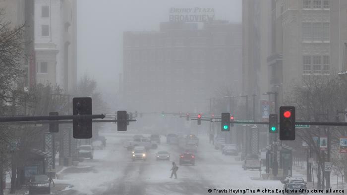 La tormenta invernal se hacía sentir sobre Wichita, Kansas, con intensos vientos mientras la temperatura caía en picada.