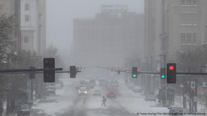 La tormenta invernal se hacía sentir sobre Wichita, Kansas, con intensos vientos mientras la temperatura caía en picada.