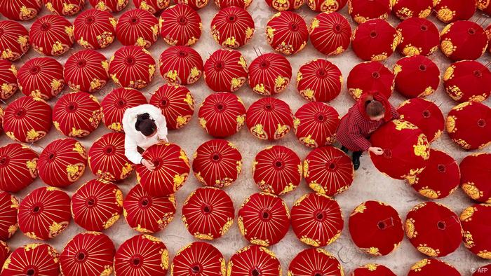 Unas trabajadoras acomodan las linternas, lámparas o faroles chinos que adornan las calles y que suelen marcar el comienzo de distintas festividades. Acá, en Danzhai (provincia de Guizhou), las venden de cara al año nuevo que se avecina.