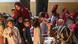 Una trabajadora de salud administra gotas de la vacuna contra la polio a niños en una escuela de Pakistán
