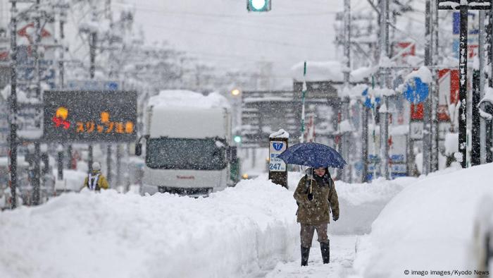 Una mujer camina por una calle de Uonuma, en la prefectura de Niigata, Japón, tras las fuertes nevadas que están azotando los últimos días al país asiático. 