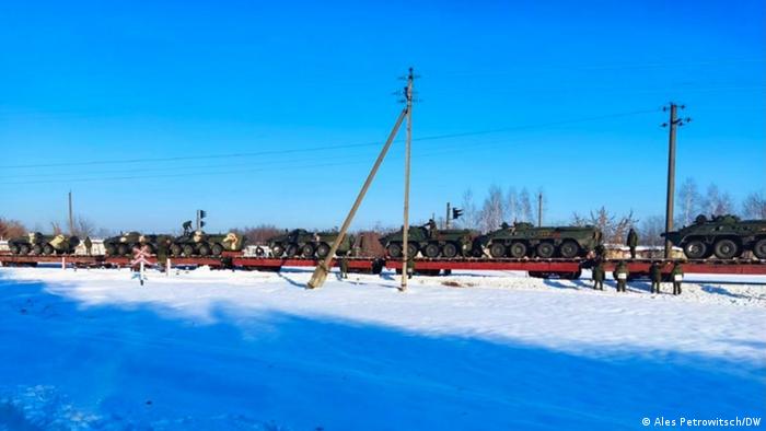 Grenze Belarus Ukraine | Panzer auf Eisenbahnwaggons im Schnee
