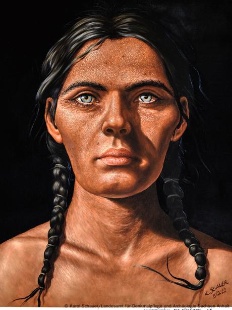 Eine Frau mit blauen Augen schaut den Betrachtenden an