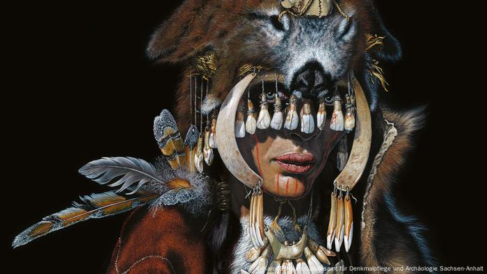 Eine Frau, die Feder-, Zahn- und Tierfellschmuck trägt