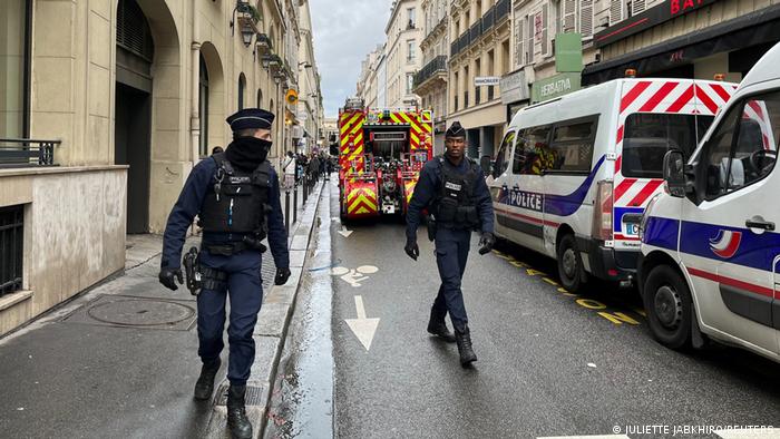 Polizei und Feuerwehr auf einer Straße in Paris