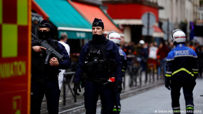 Policías montan guardia en el centro de París tras el ataque armado.