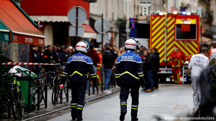 Policías y equipos de rescate desplegados en el centro de París tras el tiroteo.