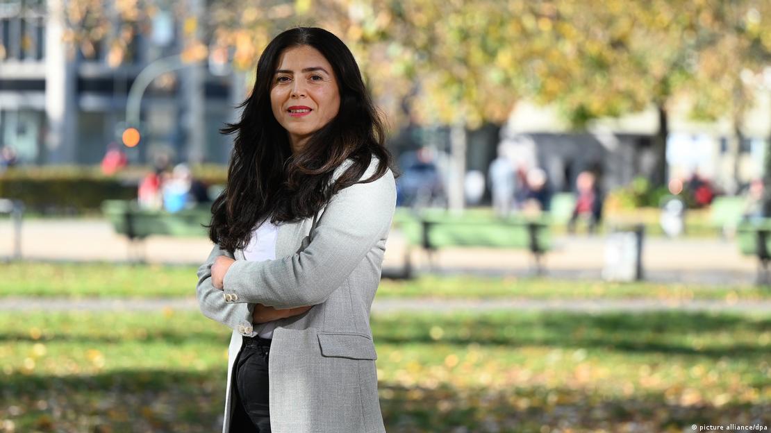 Sosyal Demokrat Parti (SPD) listesinden parlamentoya seçilen Sevim Aydın poz veriyor