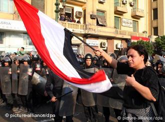 Opositores manifiestan su inconformidad con el Gobierno de Hosni Mubarak.