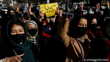 Бой с кабели електрошокове задушаване изтезанията на които талибаните