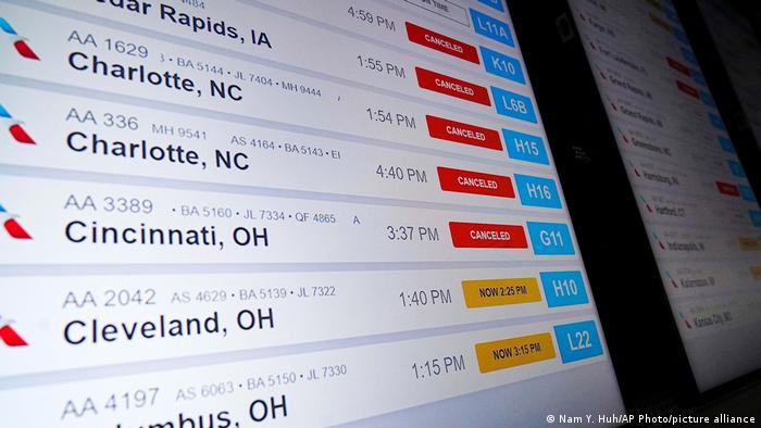 Die Anzeigetafel am O'Hare International Airport in Chicago zeigt Ausfälle und Verspätungen