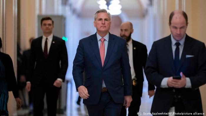 Kevin McCarthy, a su llegada al pleno.