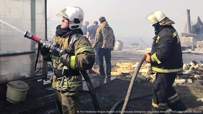 Los bomberos lograron extinguir las llamas, pero trabajaban en las labores enfriamiento.