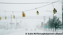 FLINT, MICHIGAN-DECEMBER 23- Street lights and snow blow in severe wind gusts during a massive winter storm affecting most of the USA., in Flint, MI on December 23, 2022. Katie McTiernan / Anadolu Agency