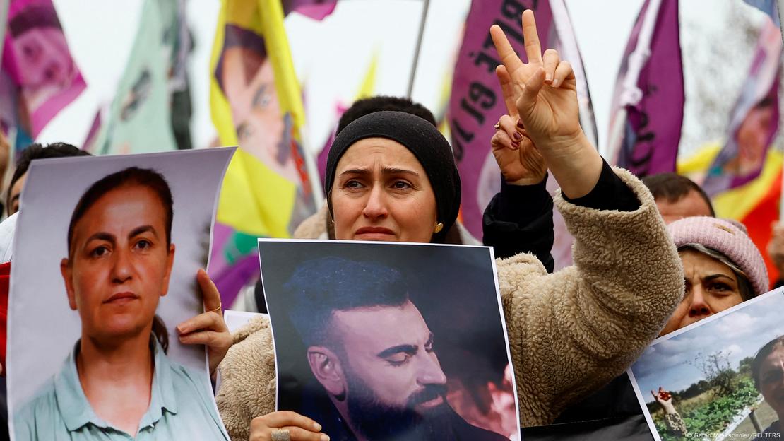 Ahmet Kaya Kültür Merkezi'ne yönelik saldırıda hayatını kaybedenlerin fotoğrafları, Paris'te düzenlenen eylemde taşındı - (24.12.2022)