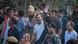 Rahul Gandhi caminando en medio de una multitud. Rahul Gandhi caminando en medio de una multitud.